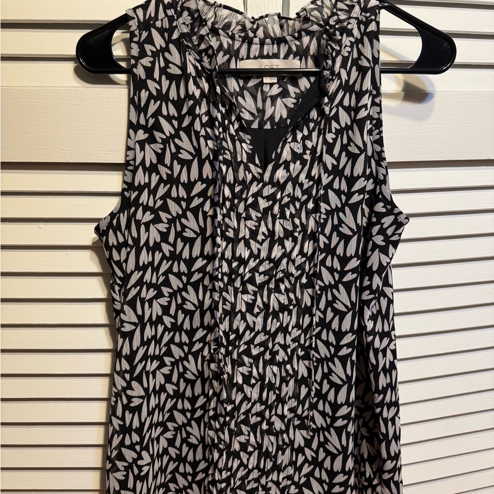 Black and White Heart Patterned Sleeveless Top